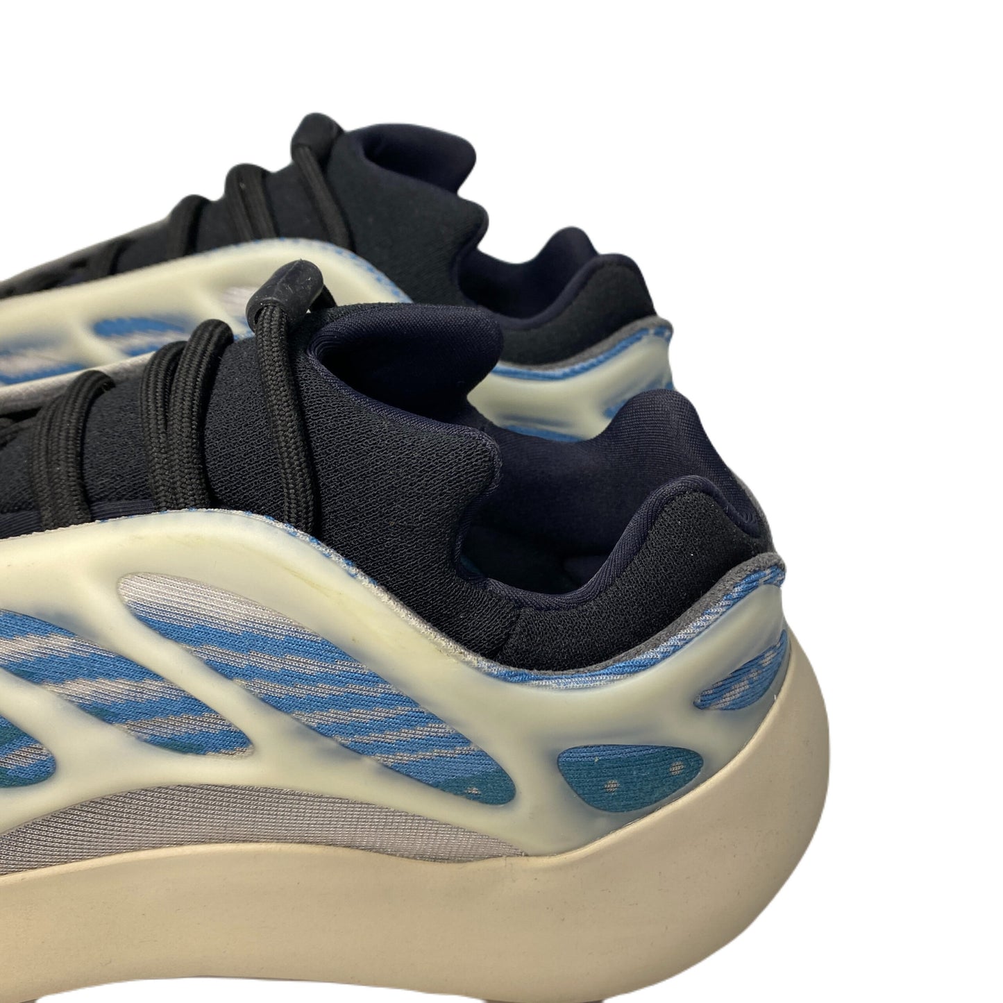 YEEZY 700 V3 BOTY