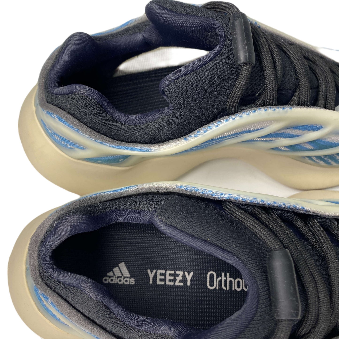 YEEZY 700 V3 BOTY