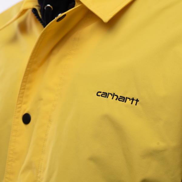 Žlutá bunda Carhartt detail nášivky