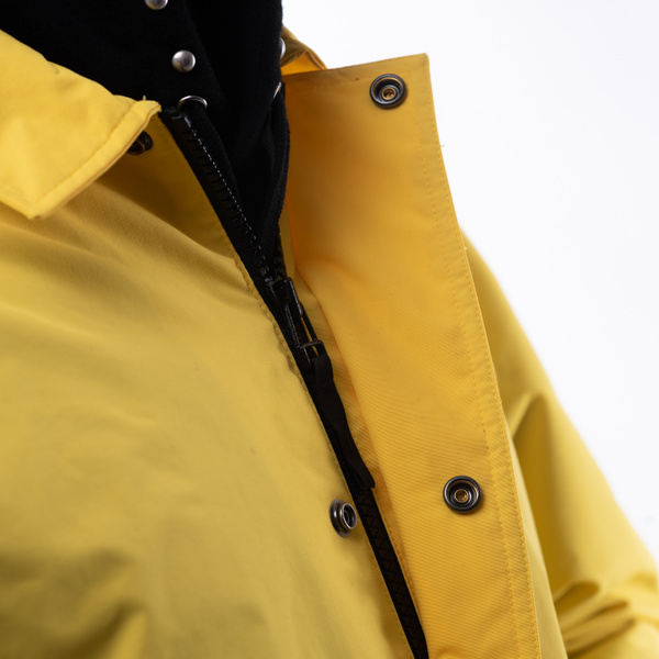 Žlutá bunda Carhartt detail zapínání