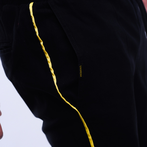 Černé kalhoty Unknown detail žlutího pruhu
